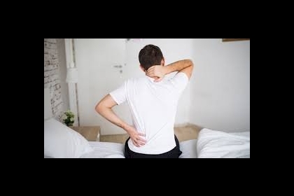 كيف تخفف آلام الظهر الناتجة عن العمل من المنزل؟