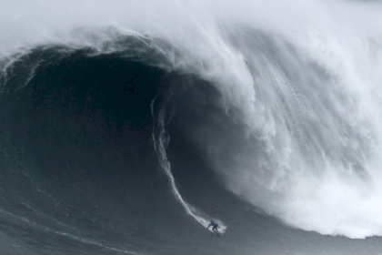 رجل يفقد لوح ركوب الأمواج الخاص به في هاواي ليعثرعليه في الفلبين... صورة