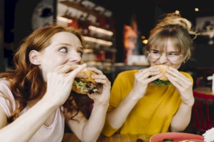 خبراء: تناول المزيد من الطعام قد يكون مفتاحا لفقدان الوزن!