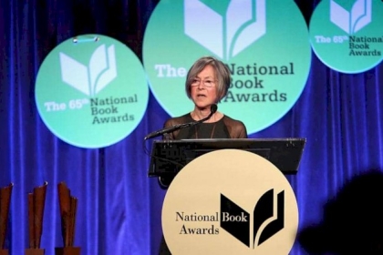 الشاعرة الأميركية لويز غلوك تفوز بجائزة نوبل للآداب