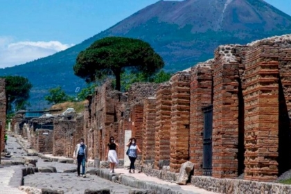 سائحة تعيد آثارا مسروقة بعد 15 عاما.. والسبب "غريب"