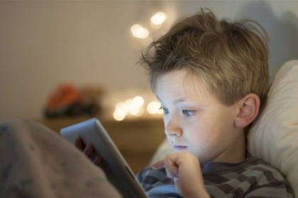 “وصفة” لتخليص الأطفال من إدمان الشاشات الرقمية والأجهزة الإلكترونية