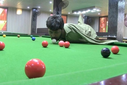 فيديو.. "بلا ذراعين" باكستاني يحقق شهرة في البلياردو