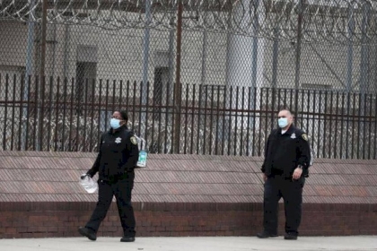 أميركية تلقي رضيعيها في القمامة.. والقضاء يقرر العقوبة