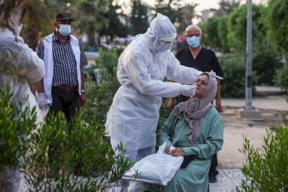 هل يمكن التقاط عدوى كوفيد-19 من شخص لا تظهر عليه أعراض المرض؟