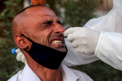 كيف يمكن لنا حماية الآخرين وحماية أنفسنا من العدوى إذا لم نكن نعلم من مصاب بها؟