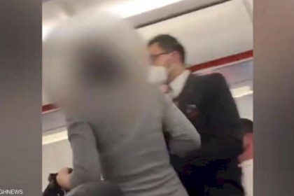 الكل يموت بكورونا أو غيرها.. إنزال امرأة بلا كمامة من طائرة