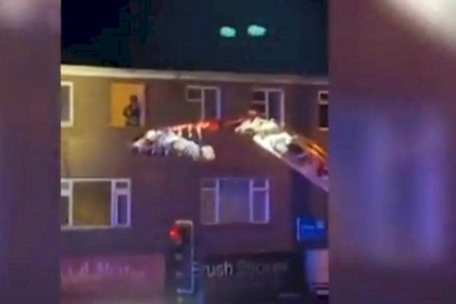 بسبب سمنته الزائدة.. أنزلوه من شقته برافعة