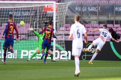 ريال مدريد يقضي على برشلونة بثلاثية في كلاسيكو مثير