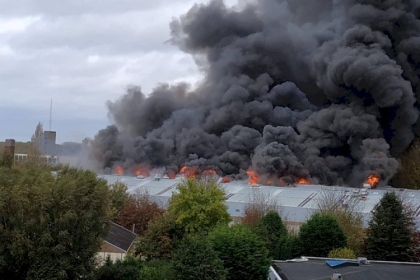 بالصور: اندلاع حريق في ميناء لوهافر التجاري بفرنسا