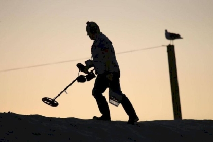 أميركي يعثر على بنس عمره 222 عاما