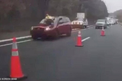 فيديو لسيارة تصدم رجلا.. و"رد فعل سريع" للضحية