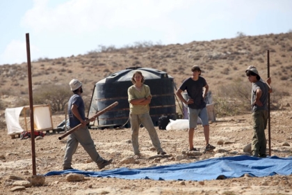 مستوطنون يطردون مزارعا من أرضه في قرية النبي صالح