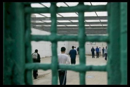 نادي الأسير: 40 أسيرا يواجهون العزل الانفراديّ في سجون الاحتلال