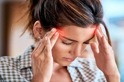 “طبيب” يكشف عن العوامل التي تسبب الصداع النصفي !