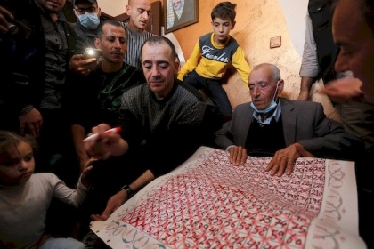 مواطن فلسطيني يغلق رزنامة العداد التي أعدها أخر عام من حكم نجله بعد قضاء 16 عام في السجون الاسرائيلية