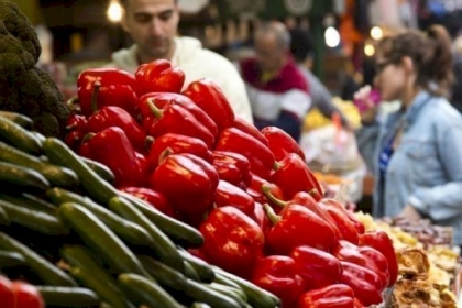 القائمة المحدثة لأسعار الخضروات والدجاج في أسواق غزة