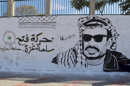 تيار الاصلاح الديمقراطي يُخلد الشهيد أبوعمار بجداريات ورسومات في شوارع غزة
