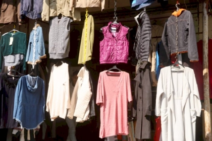 محلات البالة  في مدينة رفح ملجأ الغلابة  في ظل استمرار تقسيط الرواتب