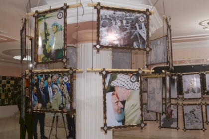 بالصور:  حركة فتح ساحة غزة تفتتح معرض الصور الخاص بالذكرى (16) للشهيد ياسر عرفات برفح