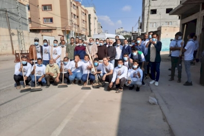 مجلس العمال بمحافظة رفح ينفذ يوم تطوعي لتنظيف شارع صلاح الدين من دوار العودة وسط المحافظة