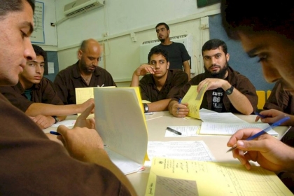 مركز دراسات الأسرى: 96  عميداً للأسرى في سجون الاحتلال