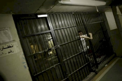 فرار عشرات السجناء في لبنان.. ومصرع 5 منهم في حادث سير