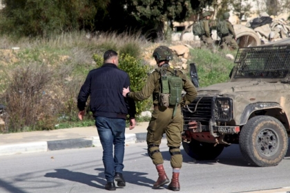 الاحتلال يعتقل  شابا من عرابة على حاجز عسكري