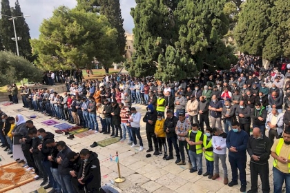 بالصور: أكثر من 50 ألف مصلٍ يؤدون صلاة الجمعة بالمسجد الأقصى