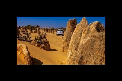 سر الجسم الغامض في الصحراء الأمريكية... وسياح يلهون به.... صور