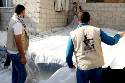 لجنة اللاجئين تستكمل  مبادرة "دائما معكم" لتغطية عدد من منازل  الأسر المتعففة في محافظة رفح