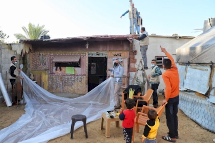 بالصور:  لجنة اللاجئين  تنفذ مبادرة دائما معكم  لتغطية عدد من المنازل بالنايلون في محافظة الوسطى