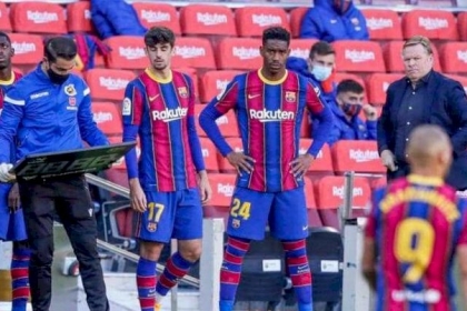 بعد 10 مباريات فقط.. مدرب برشلونة يتحدث عن دوري يضيع