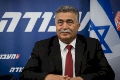 بيرتس يعلن تخليه عن رئاسة حزب العمل