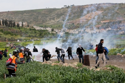 إصابة طفلة واعتقال مواطنين خلال مداهمة الاحتلال منازل المواطنين جنوب الخليل