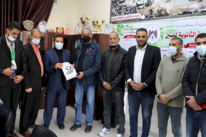 قاطع الشرق بمحافظة خانيونس يوزع الملازم الدراسية لطلبة الثانوية العامة.