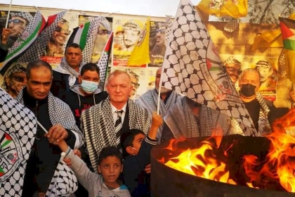 بالصور -  تيار الإصلاح الديمقراطي في ساحة لبنان يوقد شعلة الثورة الفلسطينية الـ  56