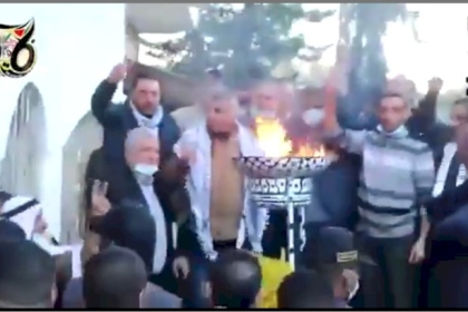 شاهد: حركة فتح في المحافظة الوسطى توقد شُعلة الإنطلاقة ال 56