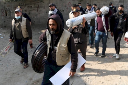 لجنة اللاجئين في حركة فتح بمحافظة رفح تطلق حملة دائماً معكم لتغطية منازل الأسر المتعففة