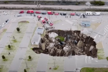 نابولي.. حفرة تلتهم الأرض أسفل مستشفى والسبب "مزعج"