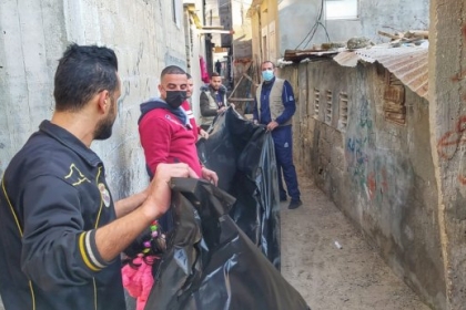 لجنة اللاجئين التابعة للمؤسسات والمجتمع المدني بمحافظة خانيونس تستكمل تنفيذ مبادرة " دائما معكم 2"