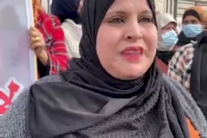 رام الله: محتجون يطالبون بوقف حالة التخبط التي تمارسها دائرة التحويلات الطبية- فيديو