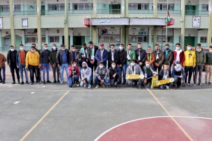 الشبيبة الفتحاوية بمحافظة خانيونس توزع المظلات الواقيه من الامطار على طلاب الثانوية العامة