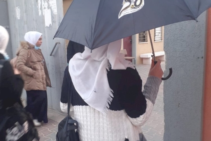 الشبيبة الفتحاوية توزع شماسي واقية من المطر على طلاب عدد من مدارس محافظة الوسطي 