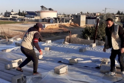 لجنة اللاجئين تنفذ مبادرة ترميم وكسوة عدد من المنازل بالنايلون في محافظة رفح