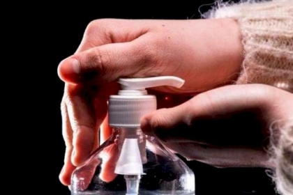 الأطفال ومعقم اليدين.. أرقام تكشف حجم "الخطر"