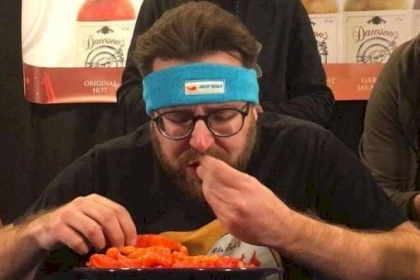 الفلفل الأحمر "الحار".. كندي يلتهم "الوجبة المستحيلة"