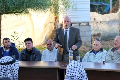 محافظة خانيونس تستكمل تنفيذ حملة "كلنا عائلة" لزيارة الوجهاء والمخاتير