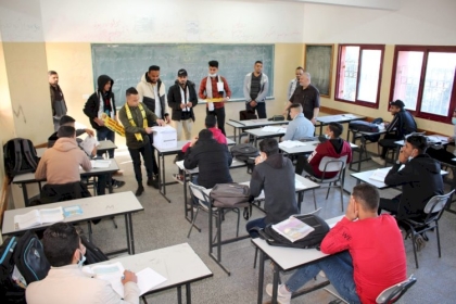 بالصور: الشبيبة الفتحاوية بمحافظة خانيونس توزع الملخصات الدراسية على طلاب التوجيهي