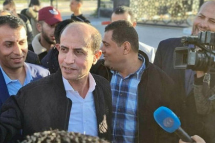 بعد 14 عام خارج القطاع... وصول القيادي الفلسطيني في تيار الاصلاح الديمقراطي عبدالحكيم عوض الى غزة